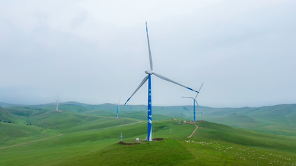 矗立在草原上的風(fēng)電機(jī)組。